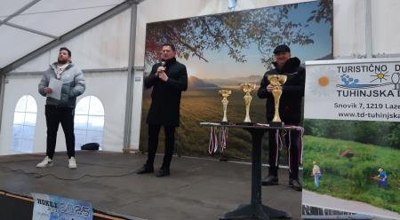 Slavnostni govorniki organizator tekem Gašper Žurbi, župan kamnika Matej Slapar, predsednik TD Tuhinjska dolina Ivan Hribar